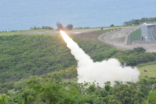 新世代武器曝光！「海馬斯多管火箭」首度在台實彈射擊 最大射程達300公里