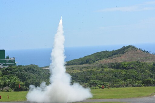 陸射型劍二防空飛彈首度在媒體前接戰 成功命中靶機展現優異攔截效能
