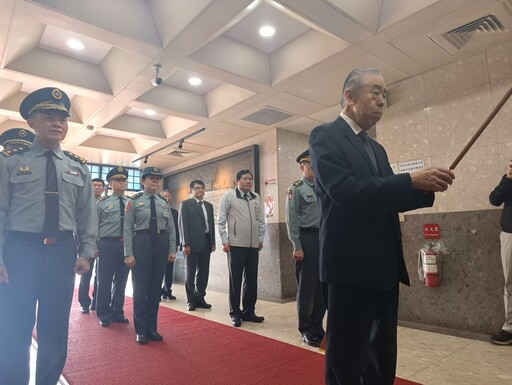 端節將至 李棟樑慰訪五指山緬懷先烈犒慰官兵
