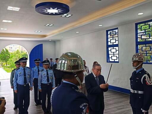 向英靈、烈士致敬 李棟樑赴空軍公墓緬懷忠勇為國精神