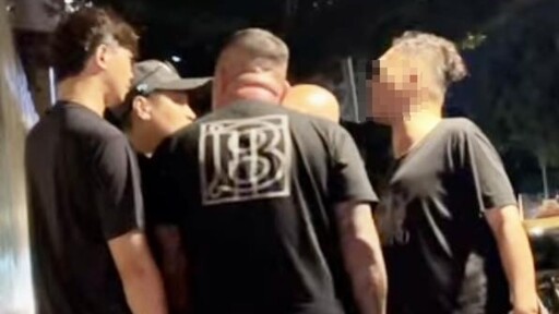 小草北所外聲援柯文哲遭多名黑衣人挑釁辱罵 民眾黨譴責籲警依法究責