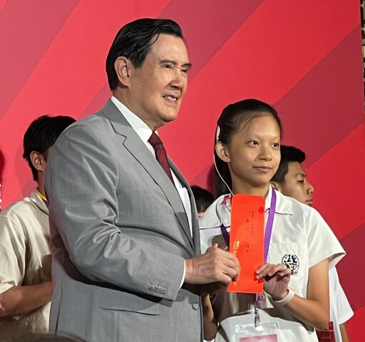 頒贈慈善基金會助學金 馬英九鼓勵學子奮發向學貢獻社會