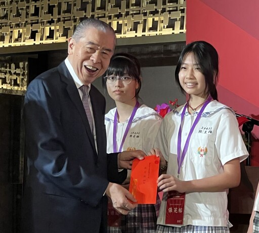 頒贈慈善基金會助學金 馬英九鼓勵學子奮發向學貢獻社會