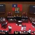 黃國昌爆前部長「公務車也濫用」 蔡清祥秀照片駁斥：當天都在立院備詢