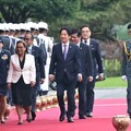 軍禮迎賓賴清德、馬紹爾總統淋雨走紅毯 林佳龍「雨水是上天的祝福」惹非議