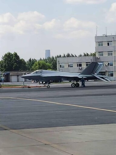 殲35、殲36基地高清照接連曝光 中國央廣軍事微博警告:己查獲拍攝者送辦