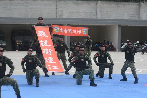 馬防部雲台戰技隊操演 馬尾妹力劈磚瓦震撼全場