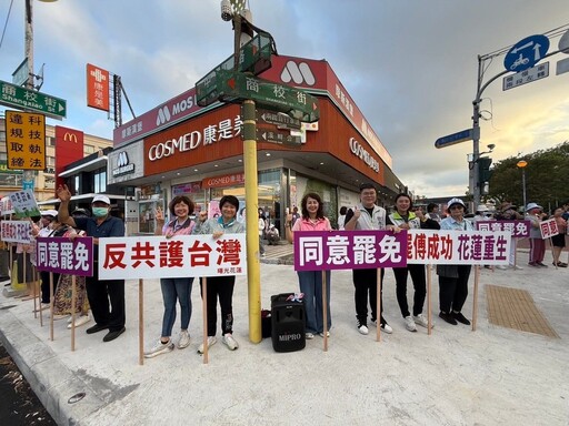 徐榛蔚農會活動遭批「行政不中立」 「葉霸」背插同意罷免旗幟站街頭