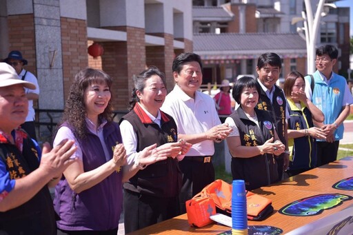 徐榛蔚農會活動遭批「行政不中立」 「葉霸」背插同意罷免旗幟站街頭