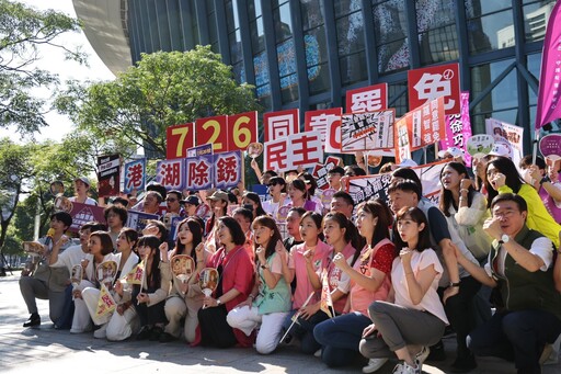民進黨民代、罷團街頭大會師 喊出「5席藍委全罷守護台北」