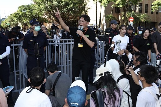 彭振聲妻墜樓亡!民眾黨號召支持者包圍北院 小草試圖衝破拒馬遭舉牌警告