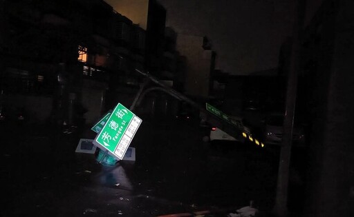 「丹娜絲」120年來首登陸嘉義 民眾徹夜難眠「一輩子沒遇過這麼大的颱風」