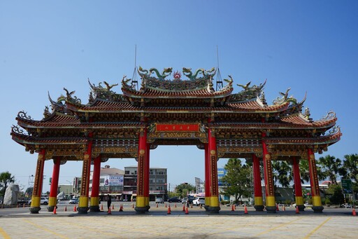 台南一夜驚心動魄畫面曝!賣場巨型招牌斷裂火花四射 南鯤鯓代天府整排牌樓倒了