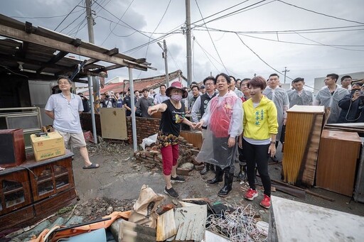 台南市立委助理攔著「不給人問黃偉哲」? 現場又停電災民訴苦:「總統走後就停了」
