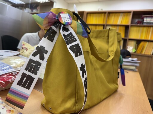 綠委訪客被立院警衛要求拔「大罷免」飄帶 吳思瑤嗆：國民黨說的戒嚴就是韓國瑜