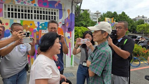 「葉霸」投票所前遇攔路理論 婦人稱：妳教壞我兒子