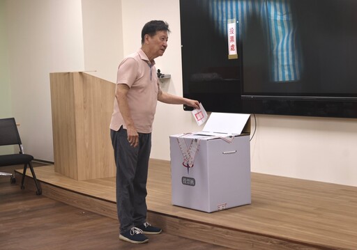 太開心？趙少康亮票恐遭罰20萬 張嘉郡沒帶身分證「不知道放在台北還是雲林」