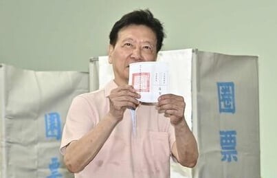 太開心？趙少康亮票恐遭罰20萬 張嘉郡沒帶身分證「不知道放在台北還是雲林」