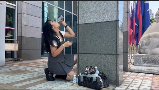 傻眼了？陳聖文拿去過蘭嶼的水踢館 楊智伃爽快地一口乾下