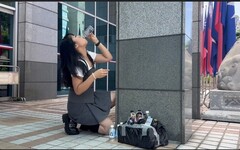 傻眼了？陳聖文拿去過蘭嶼的水踢館 楊智伃爽快地一口乾下