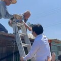 超親民！賴清德第7度視察台南災後復原 爬鋁梯上屋頂遞水慰勞工班