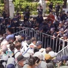 柯案周年小草走讀！欲闖封鎖區與警方對峙 黃國昌率眾喊：萊爾校長出來面對