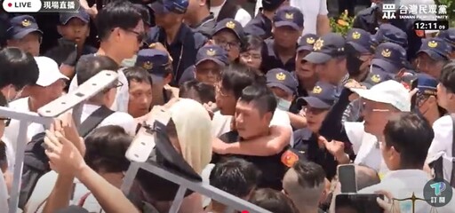 民眾黨「走讀」街頭失控！黃國昌攀拒馬「勒警脖」 陳佩琪喊話賴清德：給柯文哲公平審判