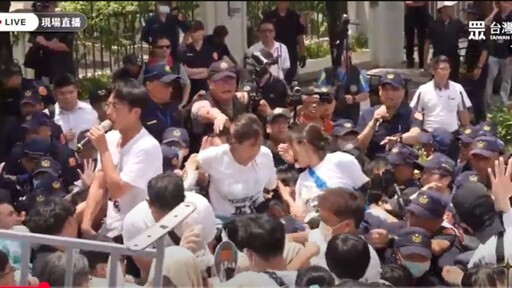 民眾黨「走讀」街頭失控!黃國昌攀拒馬「勒警脖」 陳佩琪喊話賴清德:給柯文哲公平審判