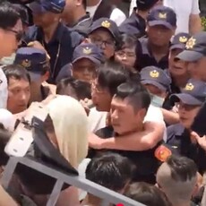 遭勒脖時燦笑？疑AI合成假照網路亂竄 當事員警：無惡意、不會對黃國昌提告