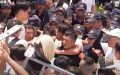 遭勒脖時燦笑？疑AI合成假照網路亂竄 當事員警：無惡意、不會對黃國昌提告