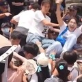 「民眾黨女孩」員警頭上衝浪惹爭議 中正一分局主任太太批「賴皮鬼」躲官邸
