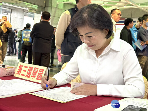 台中立委選舉藍白合 蔡壁如與8藍營參選人聯合登記