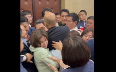 韓國瑜被女綠委熊抱性騷 她怒吼：挾持國會議長？