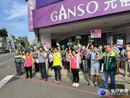 中市民進黨議員站路口 籲「反濫權護民主」