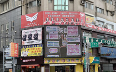 竹市巨城購物電視牆細數高虹安政績 市民買廣告聲援「還我安安市長」