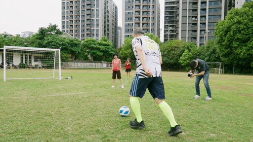 柯文哲練習踢球射門 揭台灣足球兩大困境