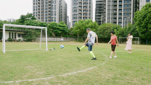 柯文哲練習踢球射門 揭台灣足球兩大困境