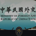 巴黎奧運國人持「台灣加油」標語遭搶 外交部強烈譴責