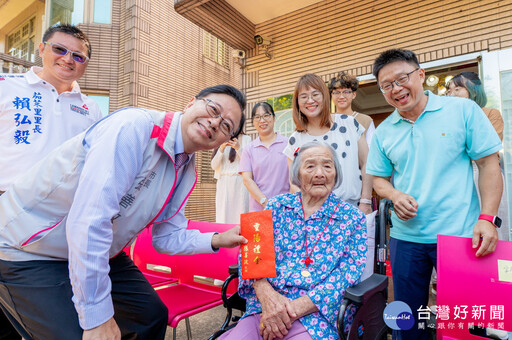 慰訪桃市八德區百歲人瑞 賴清德、張善政致贈金鎖片獻祝福