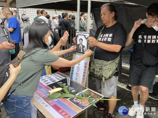 青鳥女老師課堂大罵黃國昌「背骨仔」 張啓楷：她身處封閉的資訊環境