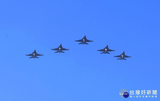 戰機伴飛迎台灣英雄返國 空軍：熱焰彈庫存充足