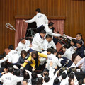 總統府員工三節獎金沒了 林俊憲嗆藍委：別以為罷免會熄火，年後見識什麼叫「星火燎原」