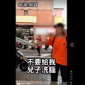 罷團佔校門口宣傳！媽媽怒吼「不要給我兒子洗腦！」挺身對抗青鳥 引發藍白共鳴
