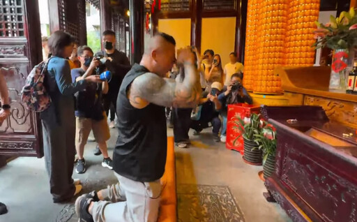 館長在上海跪了! 祈求城隍老爺「救救柯文哲」