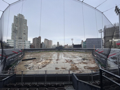 考察新竹市立棒球場「挖秘寶」現場 民眾黨立院黨團:一定會追究到底