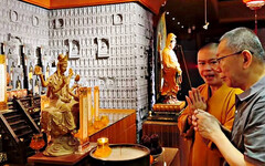 柯文哲到宏願大千世界 祭拜父親牌位