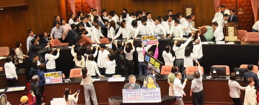 藍拚《公職人員選舉罷免法》完成三讀｜綠霸佔主席台阻議事進行成功杯葛