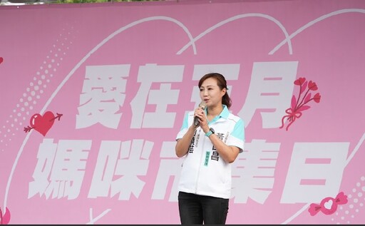 【內幕消息】!! 佈局民眾黨新北市備戰2026 黃國昌陪同三蘆區主任周曉芸市場發康乃馨