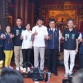 【內幕消息】！！ 佈局民眾黨新北市備戰2026 黃國昌陪同三蘆區主任周曉芸市場發康乃馨