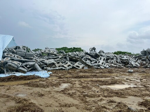 光電板未經許可任意棄置台糖農地 黃國昌:環境部淪「光電善後部」